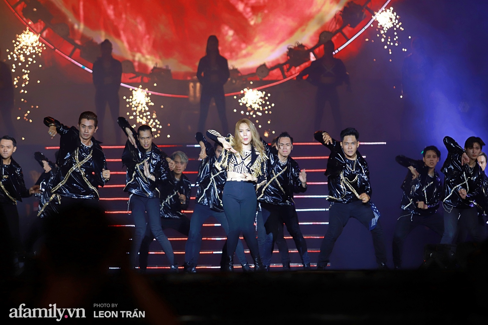 Trọn vẹn một Mỹ Tâm cùng khóc cười với khán giả trong đêm nhạc Tri Âm qua những hình ảnh đẹp-32