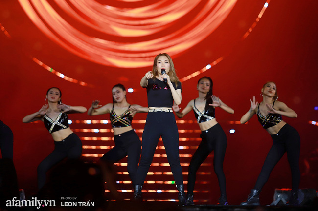 Trọn vẹn một Mỹ Tâm cùng khóc cười với khán giả trong đêm nhạc Tri Âm qua những hình ảnh đẹp-3