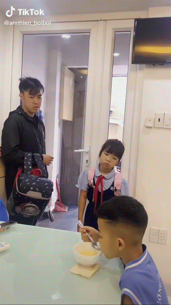 Trễ giờ học tới nơi mà em trai ăn mãi không xong, chị gái xuất chiêu cực ngầu trước sự kinh ngạc tột độ của bố-1