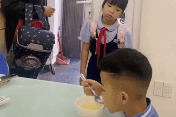 Trễ giờ học tới nơi mà em trai ăn mãi không xong, chị gái 