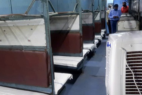 Xót xa bức ảnh cụ bà ngồi lả bên cạnh bình oxy giữa cơn bão Covid-19 càn quét Ấn Độ, câu chuyện phía sau khiến tất cả giật mình-7