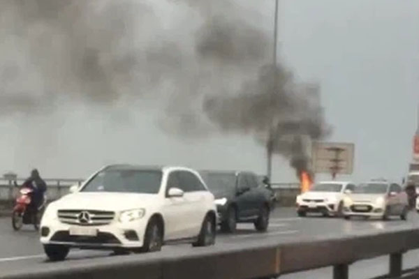 Người đàn ông rơi từ tầng cao xuống sân nhà hàng xóm, tay vẫn cầm điếu thuốc đang cháy dở-2