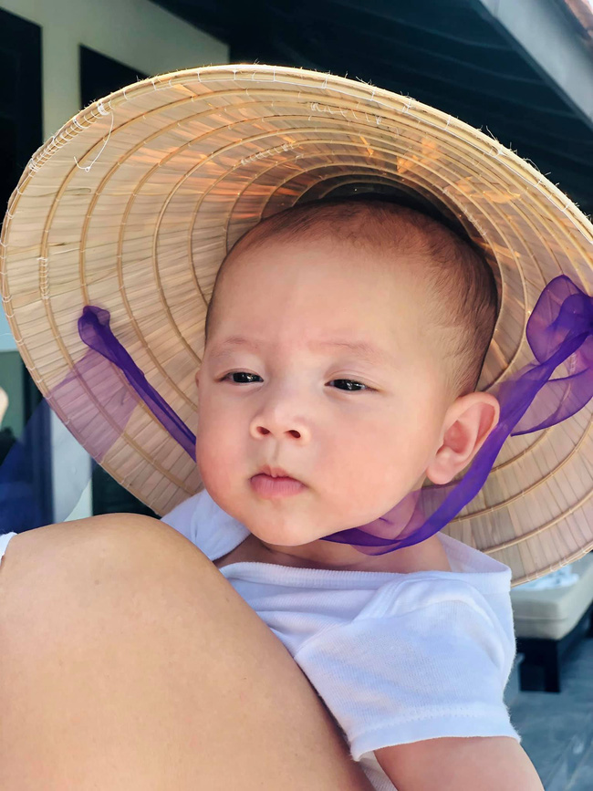 Biểu cảm hài hước của Leon và Lisa khi được mẹ Hồ Ngọc Hà cho đội nón lá-2