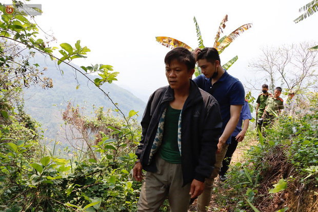 Thực nghiệm hiện trường vụ thợ săn bắn nhầm người, quỳ lạy 3 lần rồi giấu xác vào hang-4