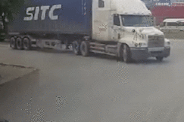 Thoát chết sau va chạm, nam thanh niên hành hung luôn tài xế container