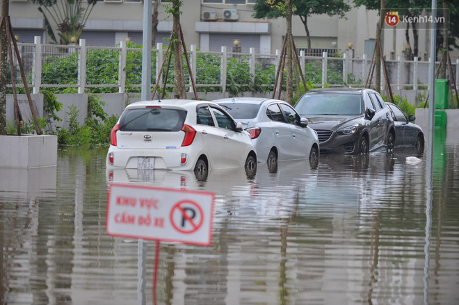 Ảnh: Đường vào chung cư ở Hà Nội ngập trong biển nước”, hàng chục xe ô tô mắc kẹt chờ được giải cứu”-2