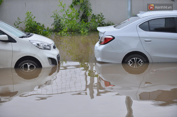 Ảnh: Đường vào chung cư ở Hà Nội ngập trong biển nước”, hàng chục xe ô tô mắc kẹt chờ được giải cứu”-3
