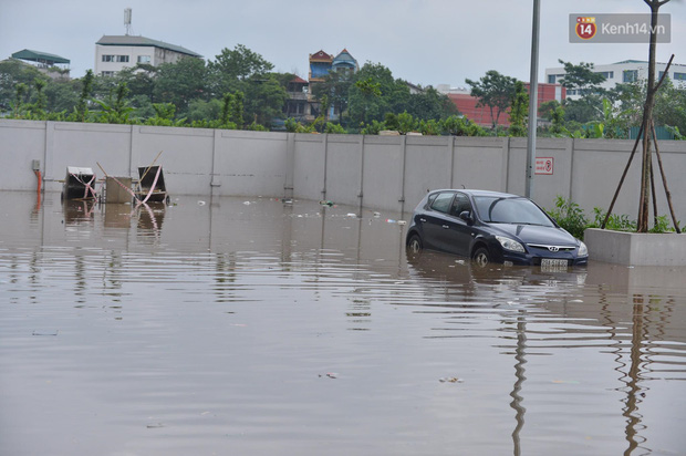 Ảnh: Đường vào chung cư ở Hà Nội ngập trong biển nước”, hàng chục xe ô tô mắc kẹt chờ được giải cứu”-4