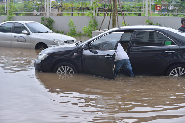 Ảnh: Đường vào chung cư ở Hà Nội ngập trong biển nước”, hàng chục xe ô tô mắc kẹt chờ được giải cứu”-5