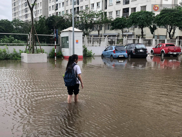 Ảnh: Đường vào chung cư ở Hà Nội ngập trong biển nước”, hàng chục xe ô tô mắc kẹt chờ được giải cứu”-6