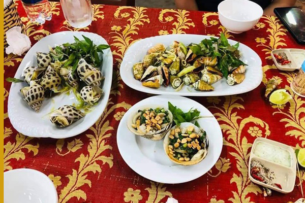 Hàng quán dịch vụ chặt chém” giá sốc ngày đầu năm: Choáng với bán bún ốc 100.000 đồng-4