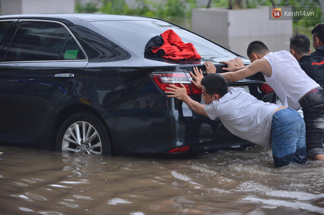 Ảnh: Đường vào chung cư ở Hà Nội ngập trong biển nước”, hàng chục xe ô tô mắc kẹt chờ được giải cứu”-10