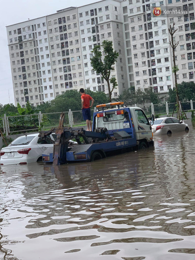 Ảnh: Đường vào chung cư ở Hà Nội ngập trong biển nước”, hàng chục xe ô tô mắc kẹt chờ được giải cứu”-14