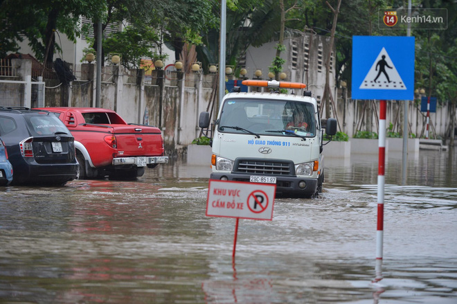 Ảnh: Đường vào chung cư ở Hà Nội ngập trong biển nước”, hàng chục xe ô tô mắc kẹt chờ được giải cứu”-15