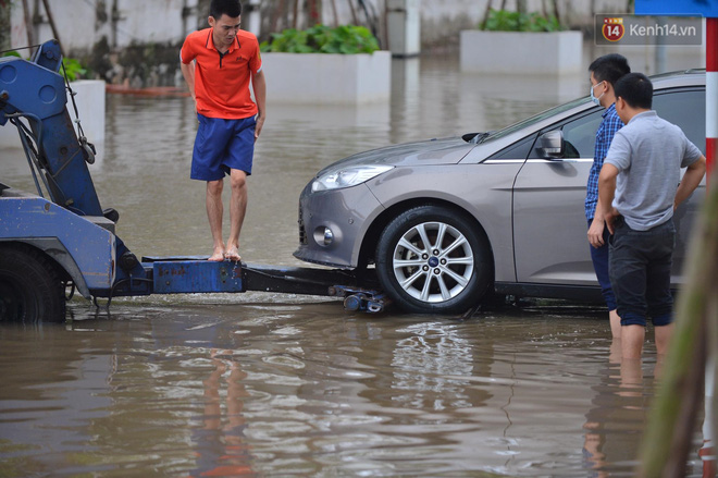 Ảnh: Đường vào chung cư ở Hà Nội ngập trong biển nước”, hàng chục xe ô tô mắc kẹt chờ được giải cứu”-16