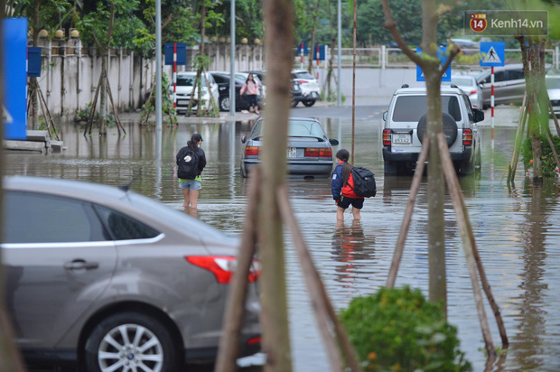 Ảnh: Đường vào chung cư ở Hà Nội ngập trong biển nước”, hàng chục xe ô tô mắc kẹt chờ được giải cứu”-7