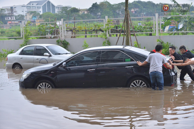 Ảnh: Đường vào chung cư ở Hà Nội ngập trong biển nước”, hàng chục xe ô tô mắc kẹt chờ được giải cứu”-8