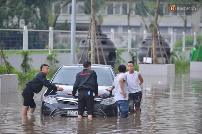 Ảnh: Đường vào chung cư ở Hà Nội ngập trong biển nước”, hàng chục xe ô tô mắc kẹt chờ được giải cứu”-9