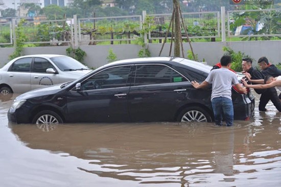 Ảnh: Đường vào chung cư ở Hà Nội ngập trong “biển nước”, hàng chục xe ô tô mắc kẹt chờ được “giải cứu”