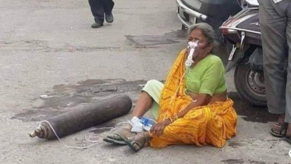 Xót xa bức ảnh cụ bà ngồi lả bên cạnh bình oxy giữa cơn bão Covid-19 càn quét Ấn Độ, câu chuyện phía sau khiến tất cả giật mình-2