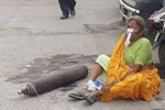 Ấn Độ: Xe cứu thương đang chạy, bất ngờ văng thi thể nạn nhân Covid-19 xuống đường gây phẫn nộ-1