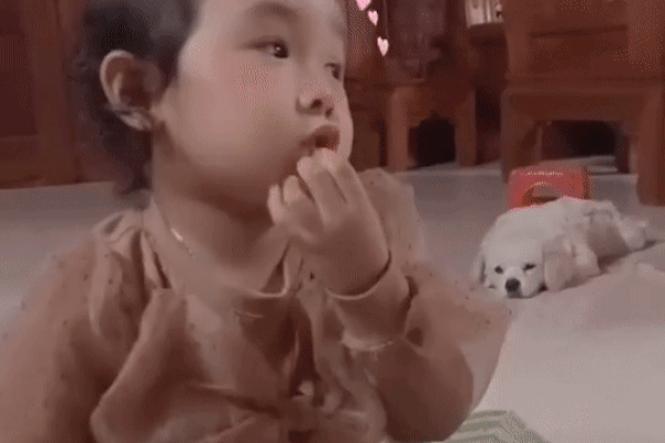 Nhóc 4 tuổi vào vai cô giáo để dạy chữ cho mẹ, nhưng thần thái 