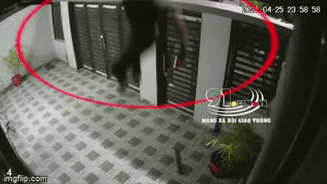Người đàn ông rơi từ tầng cao xuống sân nhà hàng xóm, tay vẫn cầm điếu thuốc đang cháy dở-1