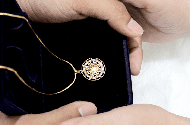 Cầm dây chuyền vàng mẹ chồng tặng đến tiệm vàng làm lắc chân cho con trai sắp sinh, chủ tiệm phán một câu khiến nàng dâu đỏ bừng mặt-2