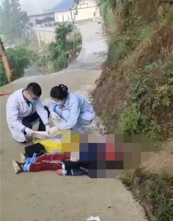 Nhận tin con trai bị chó cắn, bố gục ngã trong nhà xác khi thấy điều khủng khiếp trên thi thể con, phẫn nộ hơn là thái độ của người chủ-1