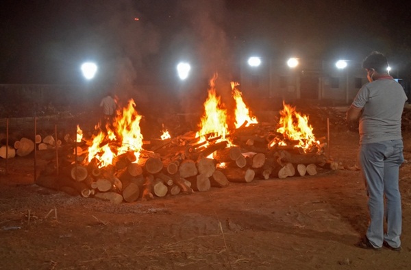 Chết khổ, sống càng khổ: Mùi đốt xác ám vào da thịt - Dân Ấn Độ sợ lây COVID, không dám cả bật quạt-3