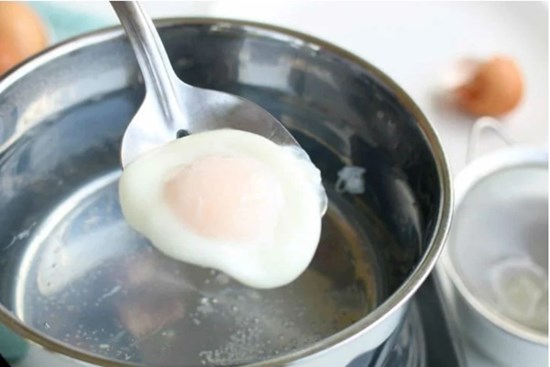 Mẹo chần trứng cực ngon, không sợ vỡ nát của đầu bếp nhà hàng 5 sao