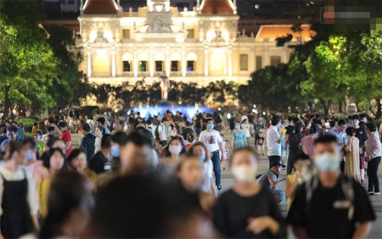 TP.HCM ra công văn KHẨN: Bắt buộc đeo khẩu trang nơi công cộng, xử phạt nghiêm người không chấp hành