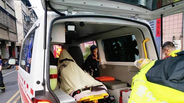 Vừa tố mẹ chồng cắn và tạt dầu ớt, cựu tiếp viên hàng không bỗng châm lửa đốt chết chồng, hé lộ tình tiết giật gân làm dư luận choáng váng-1