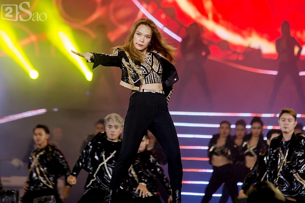 Mỹ Tâm bị chê trang phục sến súa, già chát trong liveshow-7