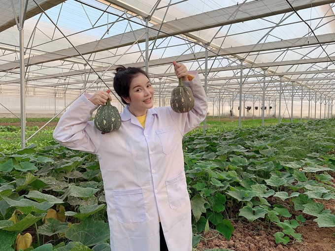 Lý Nhã Kỳ thu hoạch trái cây, hoa và rau củ trong khu vườn 50 ha ở Đà Lạt-2