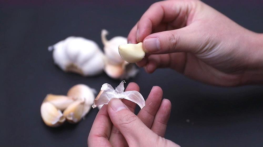 4 cách lột vỏ tỏi trong 5 giây mà không lo mùi vấn vương suốt cả ngày-1