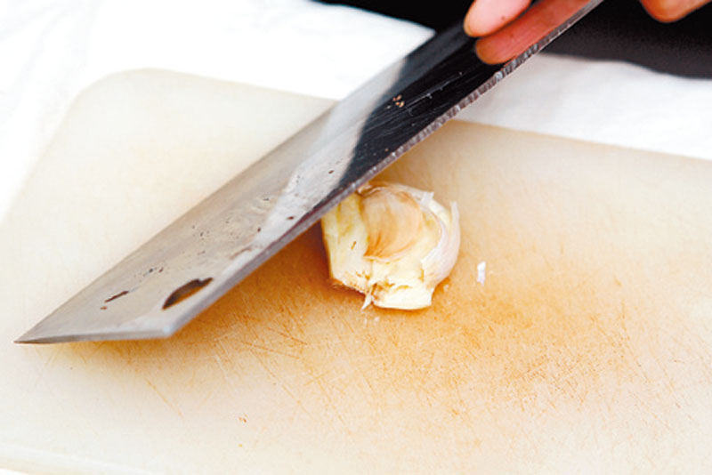 4 cách lột vỏ tỏi trong 5 giây mà không lo mùi vấn vương suốt cả ngày-3