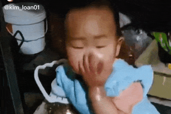 Bé gái nhúng hẳn bàn tay vào can dầu ăn rồi vỗ vỗ lên mặt: Chân ái giúp da trắng trẻo, mịn màng như da em bé là đây chứ đâu