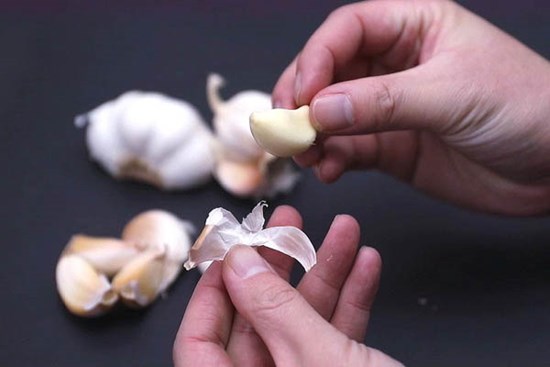 4 cách lột vỏ tỏi trong 5 giây mà không lo mùi