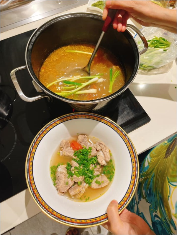 Diệp Bảo Ngọc vào bếp cũng đáng nể lắm, làm nem cua bể, canh sườn chua siêu hấp dẫn không thua gì ngoài hàng-2