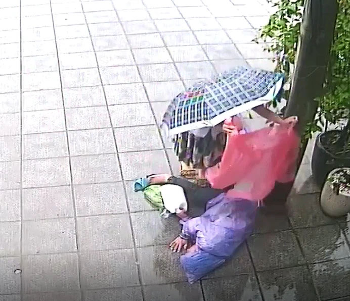 Phẫn nộ clip người đàn ông bất tỉnh bị lôi xềnh xệnh vứt ra vỉa hè giữa trời mưa lớn-2