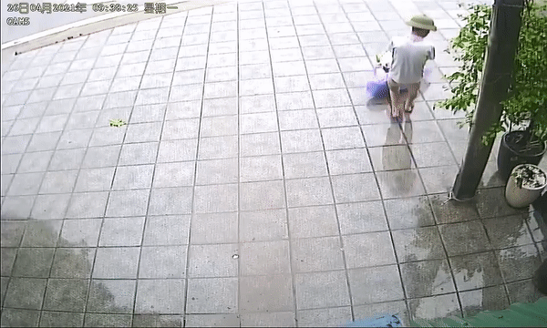 Phẫn nộ clip người đàn ông bất tỉnh bị lôi xềnh xệnh vứt ra vỉa hè giữa trời mưa lớn-1