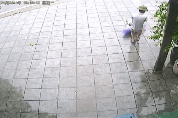 Hào hứng ghi lại cảnh sấm chớp rợp trời Hà Nội trong cơn mưa, chàng trai ngỡ ngàng thấy một hình thù kỳ lạ ẩn sau tòa cao tầng-2
