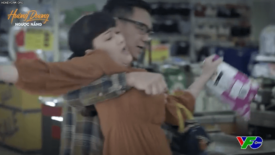 Hướng dương ngược nắng: Diễm Loan ngã vào lòng ông Quân, lẽ nào định cướp cả 2 người đàn ông của Bạch Cúc?-1