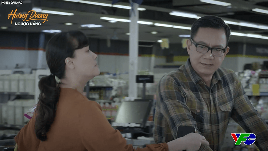 Hướng dương ngược nắng: Diễm Loan ngã vào lòng ông Quân, lẽ nào định cướp cả 2 người đàn ông của Bạch Cúc?-2