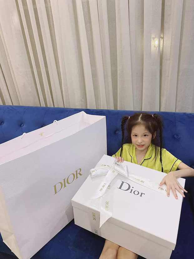 3 rich kid nhà đại gia có biệt thự gần 200 tỷ: Xinh như thiên thần, lấy đồ hiệu làm... đồ chơi từ nhỏ!-3