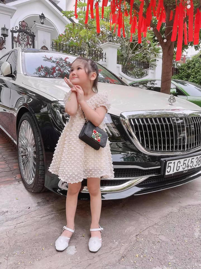 3 rich kid nhà đại gia có biệt thự gần 200 tỷ: Xinh như thiên thần, lấy đồ hiệu làm... đồ chơi từ nhỏ!-5