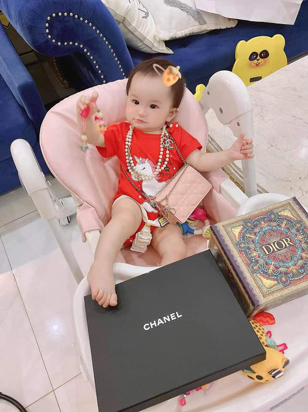3 rich kid nhà đại gia có biệt thự gần 200 tỷ: Xinh như thiên thần, lấy đồ hiệu làm... đồ chơi từ nhỏ!-9
