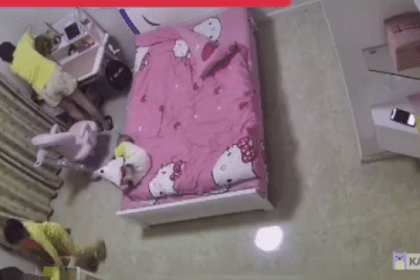 Bé 1 tuần tuổi trớ ra sữa màu xanh, bà mẹ đưa con đi khám rồi chết lặng khi bác sĩ báo hãy chuẩn bị tinh thần-4