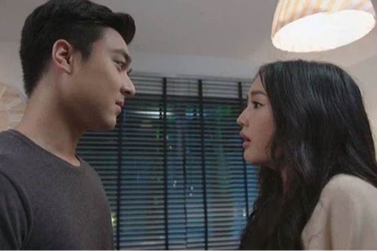 Hãnh diện vì lấy được vợ đẹp, đêm tân hôn, tôi chết lặng khi vợ quỳ gối cầu xin tôi tha thứ